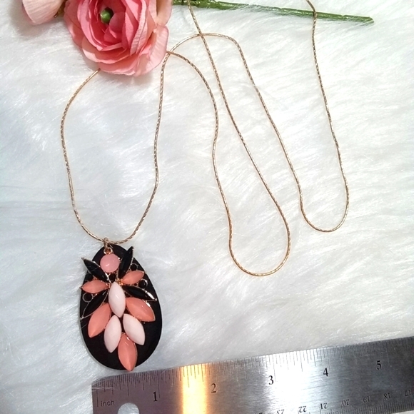 🩷New Pink and Black Necklace 🩷 - Picture 3 of 4